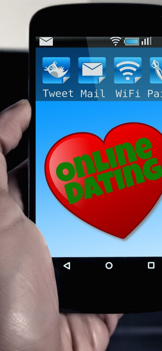影院在线 影院在线 App 分区列表界面截图，电影分区按题材与年份筛选，条目以双列卡片排列，细线分隔克制
